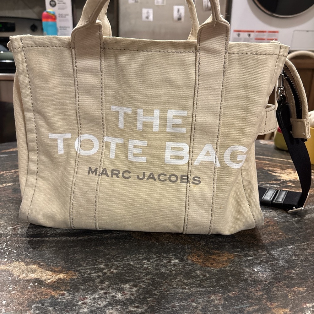 the marc jacob’s tote bag in cream